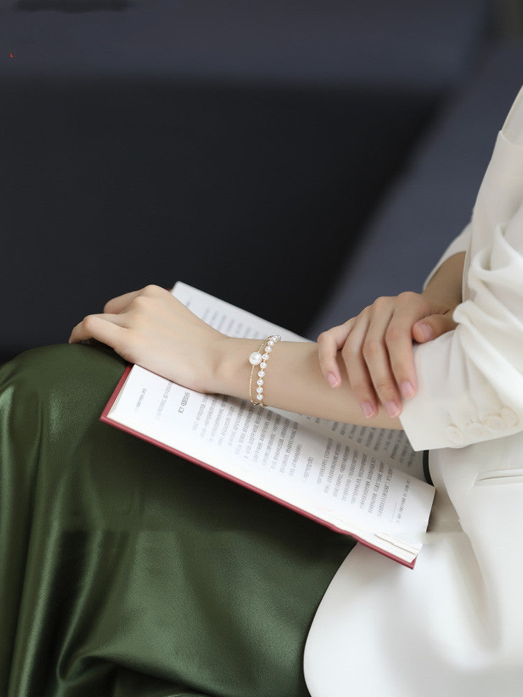 Pulsera elástica multicapa de perlas de agua dulce ligeras y resistentes para mujer