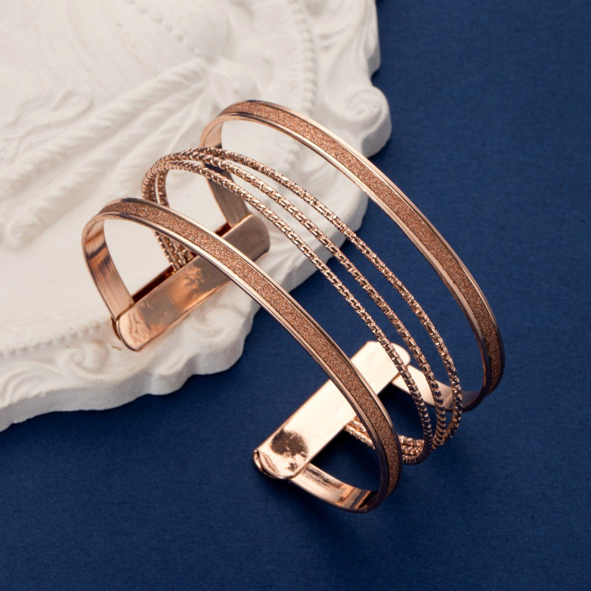 Bracelet géométrique creux givré à personnalité polyvalente