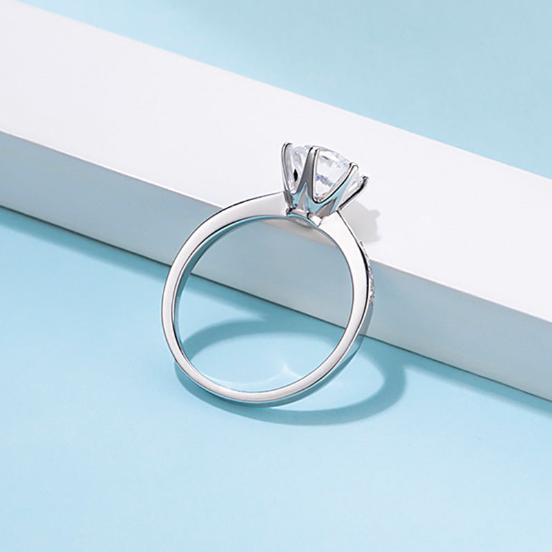 Anillo clásico de plata de alta gama con temperamento incoloro